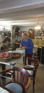 Museumstag 2026 Foto: Goedecke Eine Frau demonstriert das Dörren von Obst.