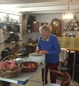 Museumstag 2026 Foto: Goedecke Eine Frau demonstriert das Dörren von Obst.