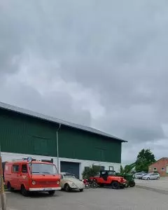 Museumstag 2026 Foto: Goedecke Oldtimerausstellung auf dem Hof. Im Vordergrund ein altes Feuerwehrauto.