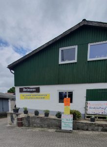Museumstag 2026 Foto: Goedecke Ansicht des Dorfmuseums von außen mit diversen Werbetafeln für die Veranstaltung.