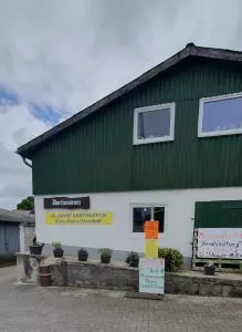 Museumstag 2026 Foto: Goedecke Ansicht des Dorfmuseums von außen mit diversen Werbetafeln für die Veranstaltung.