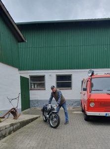 Museumstag 2026 Foto: Goedecke Oldtimerfan mit Moped auf dem Hof neben roten Feuerwehrauto.