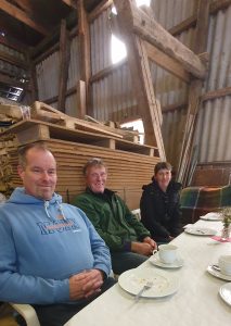 Museumstag 2026 Foto: Goedecke Drei Gäste am Kaffeetisch lächeln in die Kamera.