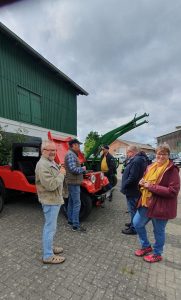 Museumstag 2026 Foto: Goedecke Besucher vor einem Oldtimer lächeln in die Kamera.