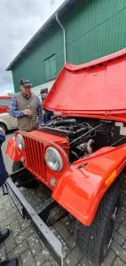 Museumstag 2026 Foto: Goedecke Ein Mann vor einem Willysjeep mit geöffneter Motorhaube.