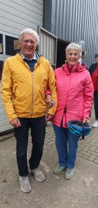 Museumstag 2026 Foto: Goedecke Eine Frau in rosafarbener Jacke und ein Mann in gelber Jacke lächeln in die Kamera.
