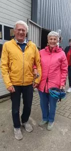 Museumstag 2026 Foto: Goedecke Eine Frau in rosafarbener Jacke und ein Mann in gelber Jacke lächeln in die Kamera.