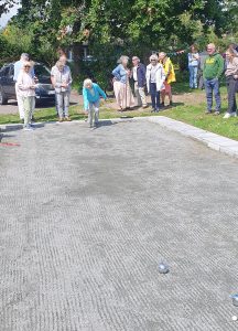 Einweihung Boulebahn Ulsnis (12) Frauen beim Boulespielen.