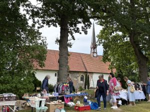 Flohmarkt 2026 Foto Wallenstein (1) Blick auf Flohmarktstände vor einer Kirche.