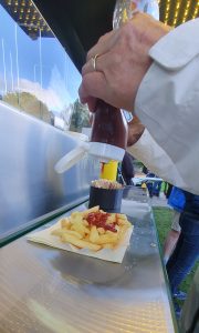 Sommerfest 2026 Foto Goedecke (13) Pommes mit Ketchup