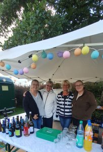 Sommerfest 2026 Foto Goedecke (15) Das Orgateam, vier Frauen lächeln in die Kamera.